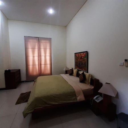 Alloro Guesthouse Pacitan Exterior photo
