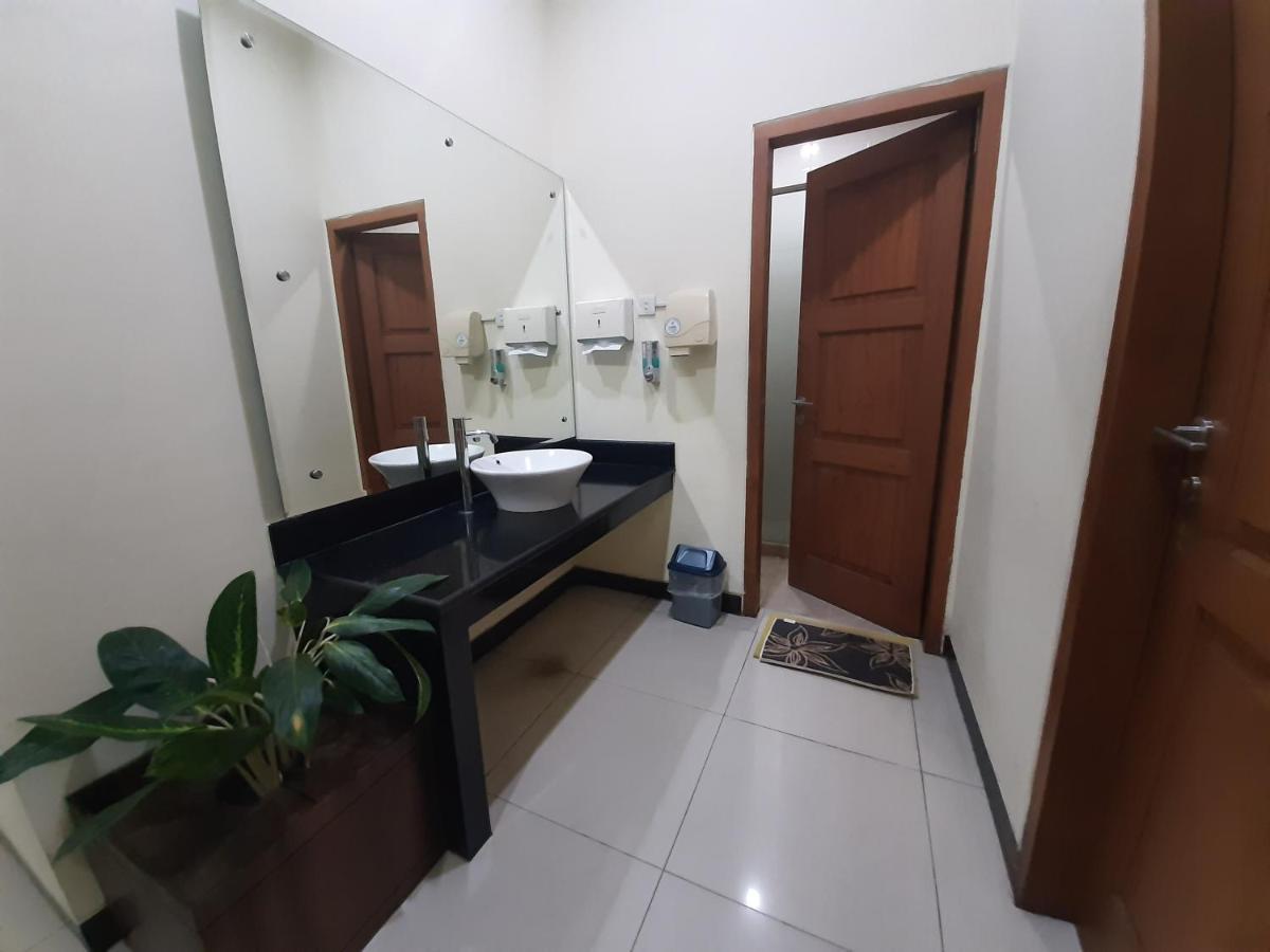 Alloro Guesthouse Pacitan Exterior photo